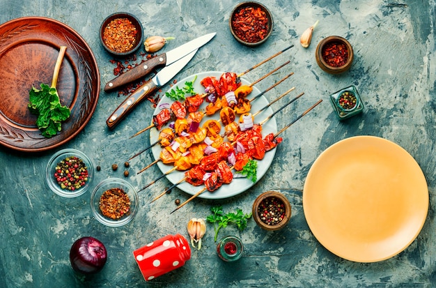 Groente spiesjes van tomaten, cherrytomaatjes op spiesjes.Vegetarisch grillen