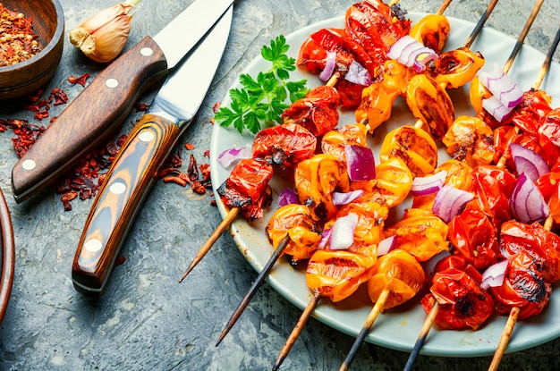 Groente spiesjes van tomaten, cherrytomaatjes op spiesjes.