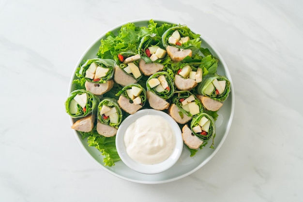 Groente wrap of salade rolletjes met romige saladesaus - healthy food style