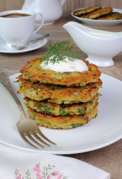 Groentebeignets van courgette met doperwten en kruiden