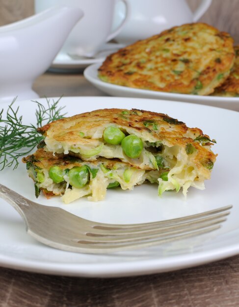 Groentebeignets van courgette met doperwten en kruiden