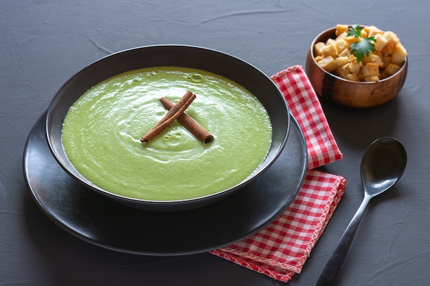 Groentecrème met rode servetten en croutons