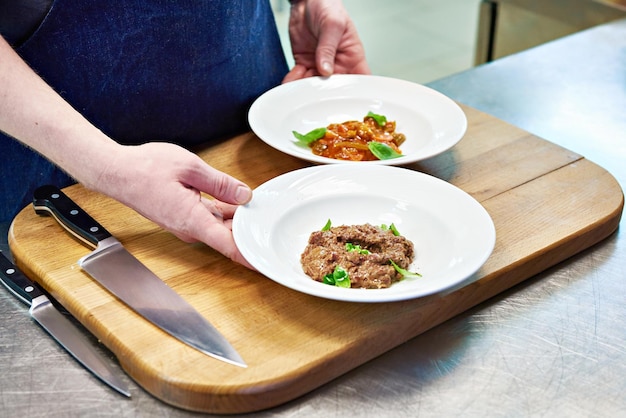 Groentehapjes en salades koken in restaurant