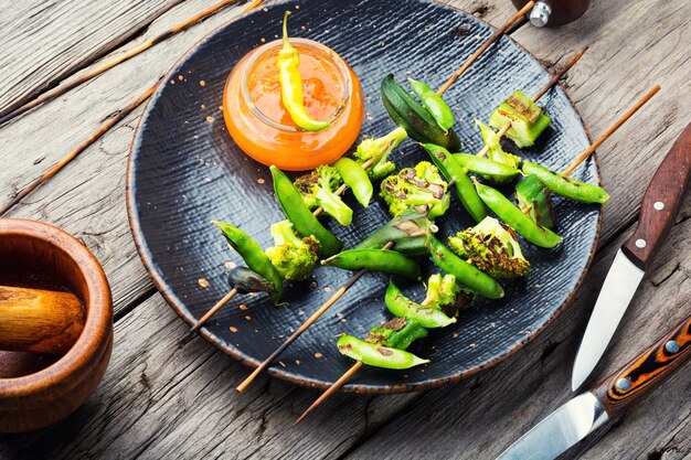 Groentekebab met broccoli, doperwtjes en okra.Geroosterde groenten aan een spies