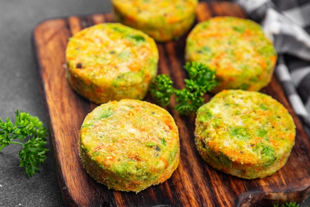 Foto groentekoteletten broccoli wortelen aardappelen uien groenten voorgerecht maaltijd eten snack