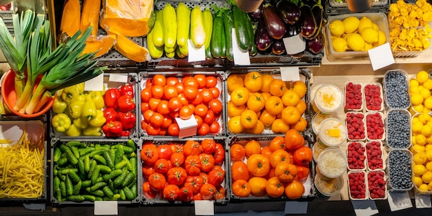 Groentemarkt met groenten en bessen van bovenaf