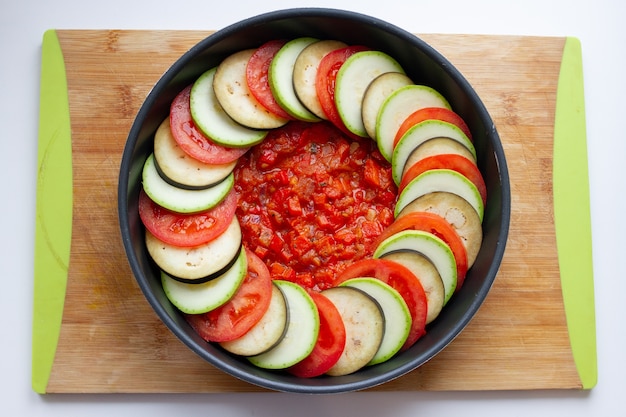 Groenten bereid voor het maken van ratatouille op houten snijplank, bovenaanzicht