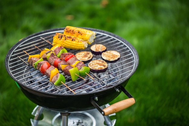 Groenten buiten grillen in de zomer