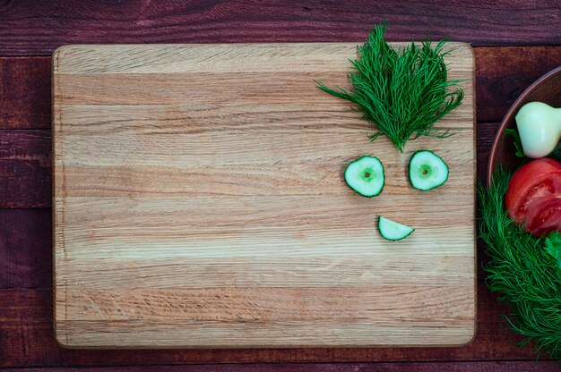 Groenten dieetsalade op het keukenbord