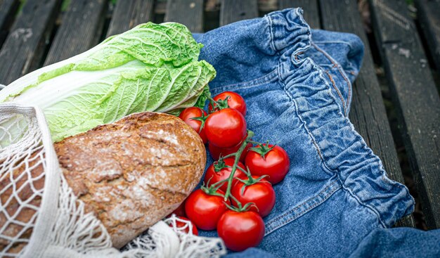 Groenten en brood in een boodschappentas picknick concept