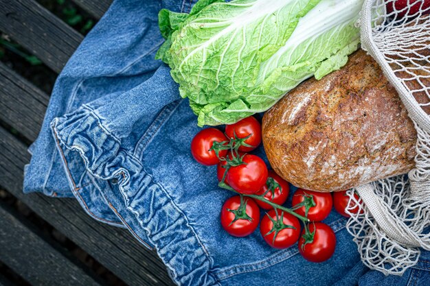 Groenten en brood in een boodschappentas picknick concept