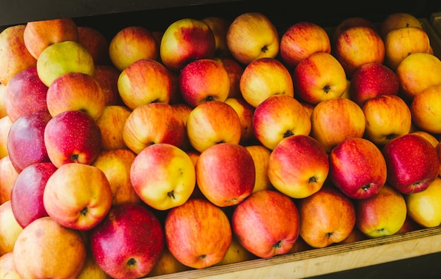 Groenten en fruit is een gezond dieet Verse en rijpe appels in een doos op een plank in een supermarkt