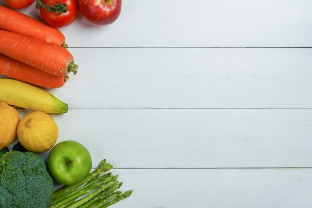 Groenten en fruit mix en veelkleurige op witte houten tafel