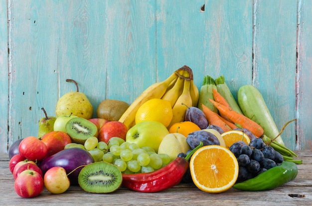 Groenten en fruit op een oude blauw geverfde tafel