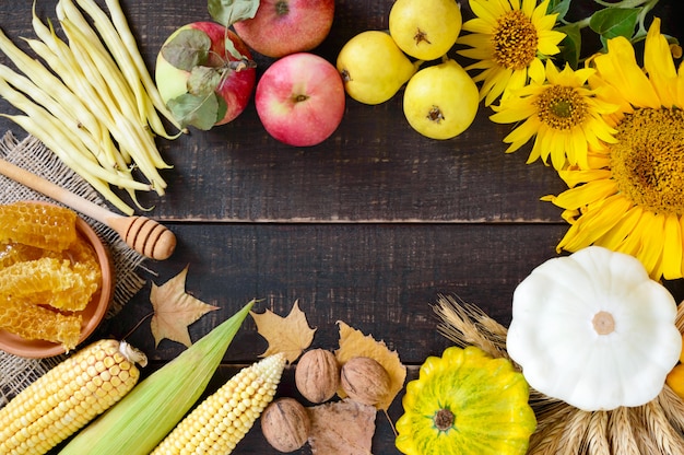 Groenten en fruit op houten achtergrond