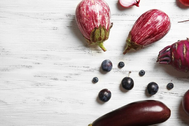 Groenten en fruit op houten tafel