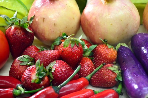 Groenten en fruit op houten tafel