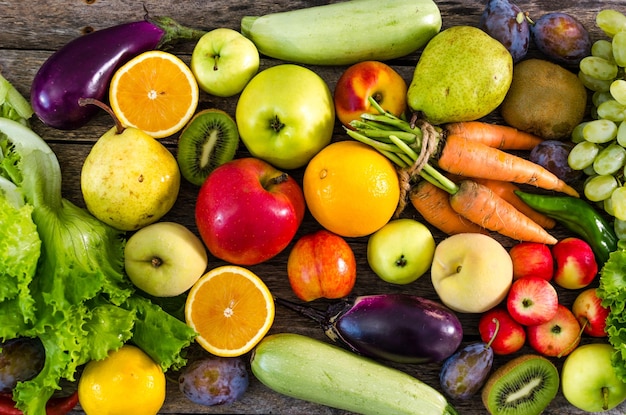 Groenten en fruit op oude houten tafel achtergrond