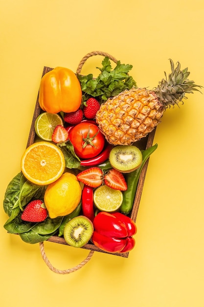 Groenten en fruit rijk aan vitamine C in doos. Gezond eten. Bovenaanzicht
