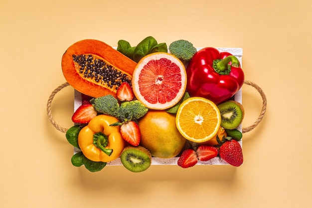 Groenten en fruit rijk aan vitamine C in doos Gezond eten