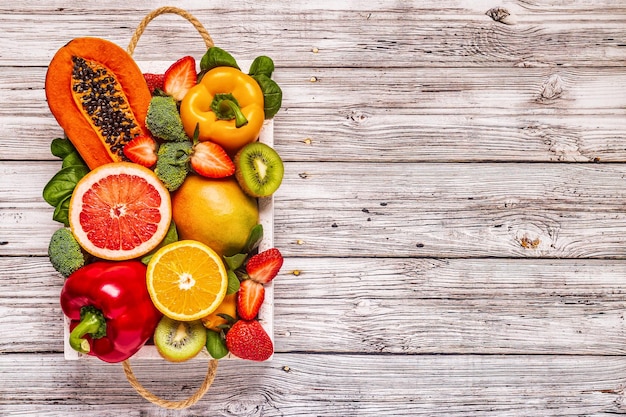 Groenten en fruit rijk aan vitamine C in doos Gezond eten