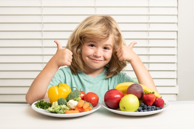 Groenten en fruit schoolkind dat ontbijt eet voordat schoolportret van een klein tienerkind zit a