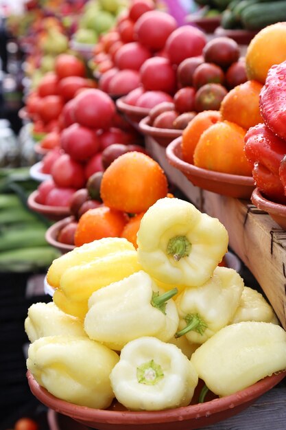 Groenten en fruit verkopen op de lokale boerenmarkt eco bio-producten Paprika op de voorgrond Biologische producten winkelen Gezonde kruidenierswinkel Foto van hoge kwaliteit