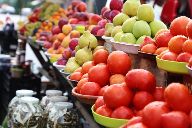 Groenten en fruit verkopen op de lokale boerenmarkt Eco-sappige producten Biologische producten winkelen Gezonde kruidenierswinkel Foto van hoge kwaliteit