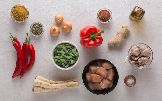 Groenten en vlees in assortiment voor het koken van oosterse gerechten op een lichte achtergrond, bovenaanzicht