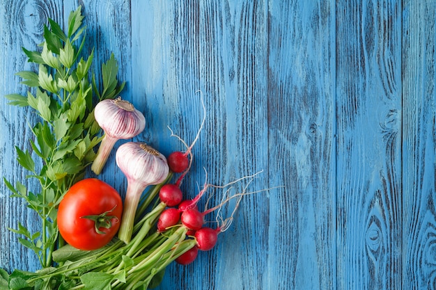 Groenten instellen met knoflook, tomaten en radijs op houten oppervlak