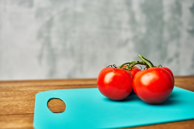 Groenten keuken koken salade rode tomaten hout achtergrond. hoge kwaliteit foto