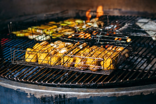 Groenten koken op de grill in de keuken van het restaurant