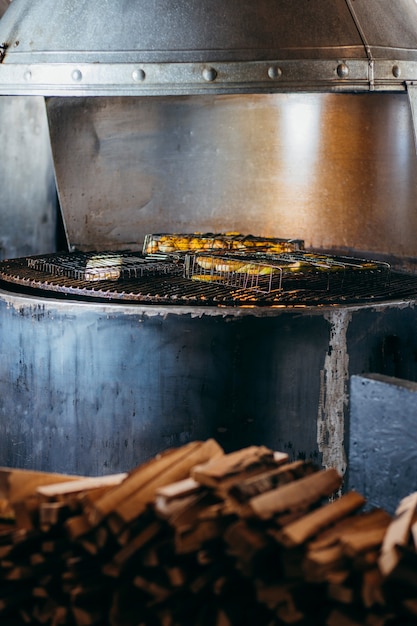 Groenten koken op de grill in de keuken van het restaurant