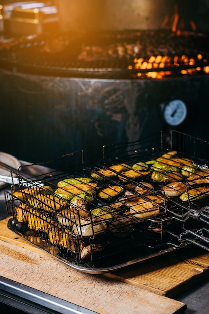 Groenten koken op de grill in de keuken van het restaurant