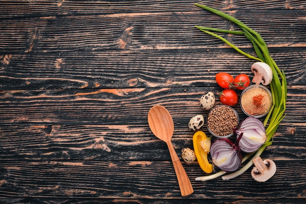 Groenten, kruiden en specerijen om te koken Bovenaanzicht De achtergrond van koken Vrije ruimte voor tekst