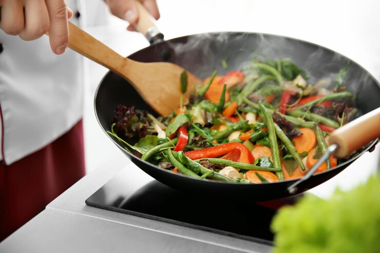Foto groenten mengen in pan close-up