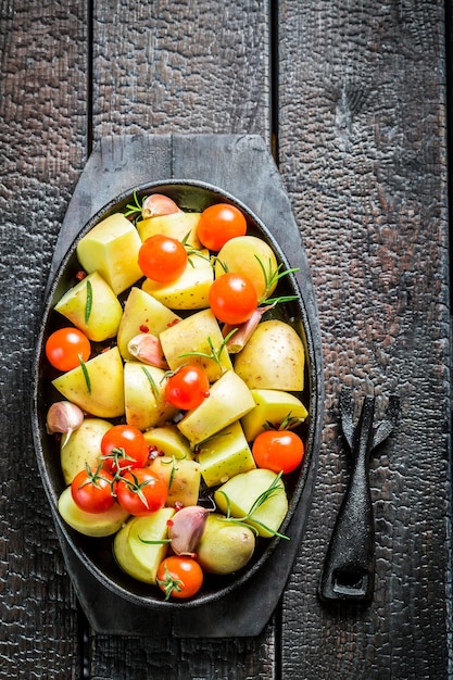 Groenten met verse tomaat en knoflook klaar om te grillen