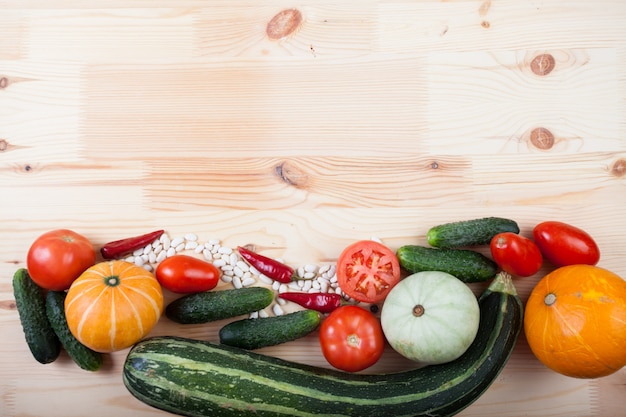 Groenten op een houten bord