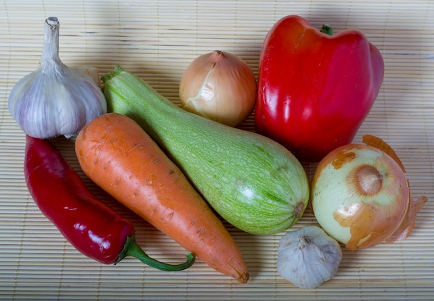 groenten op een houten bord