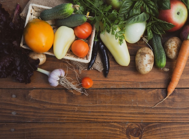 Groenten op een houten tafel. Bio Gezonde voeding, kruiden en groenten van boerderijplantages.