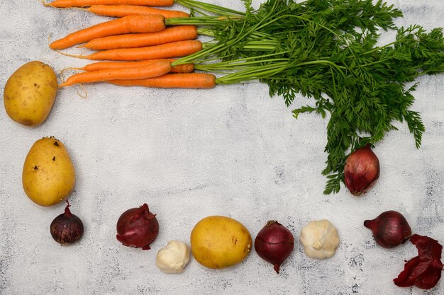 Groenten op een rustieke tafel