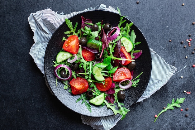 groenten salade tomaat, komkommer, olijven sla mix greens