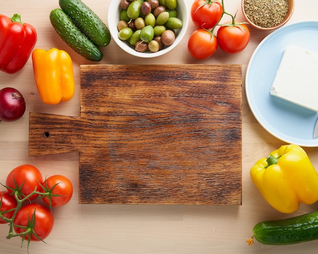 Groenten, snijplank. Griekse salade horiatiki. Bovenaanzicht, kopieer ruimte. Menu, recept