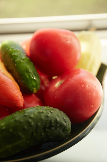 Groenten tomaat ui en peper in handgemaakte groene kom