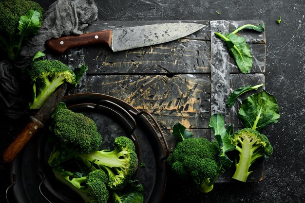 Groenten Verse groene broccoli op tafelBroccoli-groente zit vol vitamine Rustieke stijl Bovenaanzicht