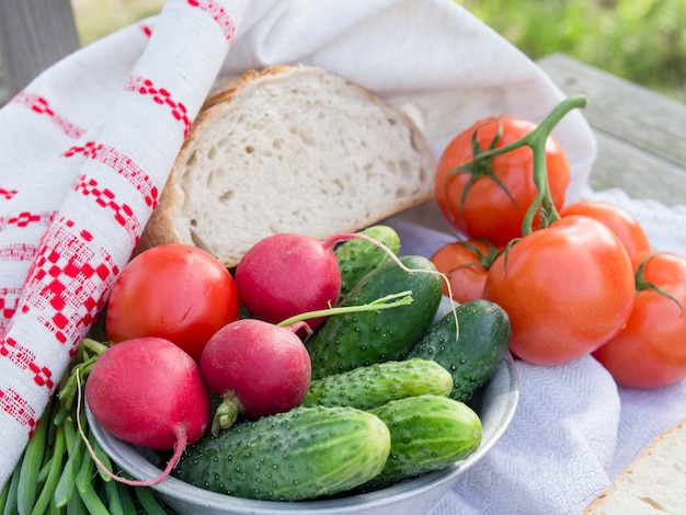 Groenten voor een picknick, tomaten, komkommers, radijs