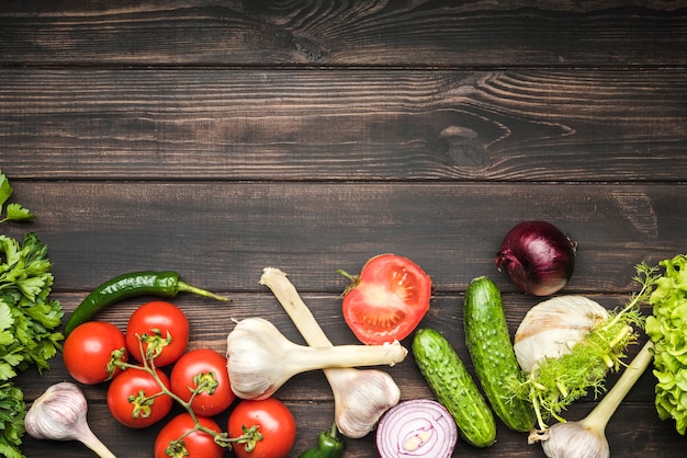 Groenten voor salade op exemplaar ruimte houten achtergrond