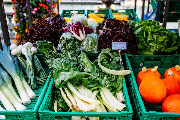 Groenten voor verkoop op de marktstand