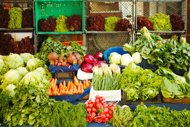 Groenten voor verkoop op de marktstand