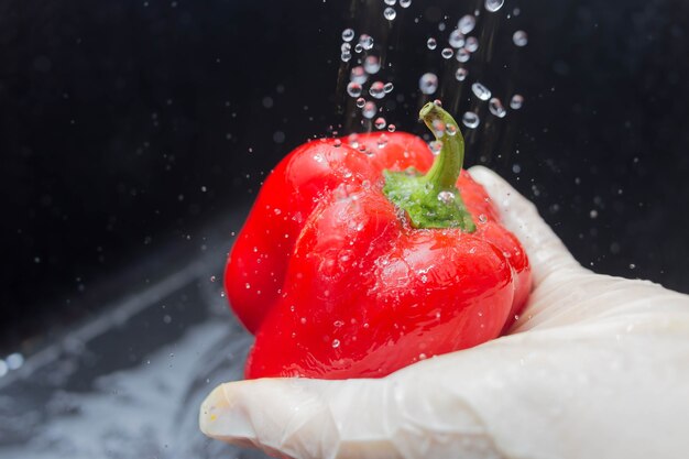 groenten wassen rode paprika water